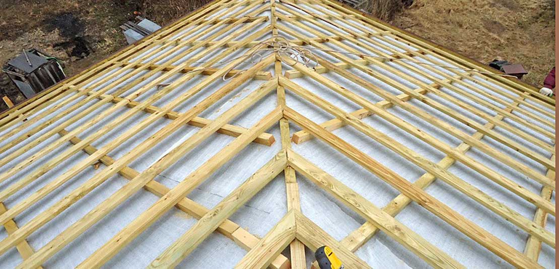 Устройство стропильной системы вальмовой кровли в г. Лоев